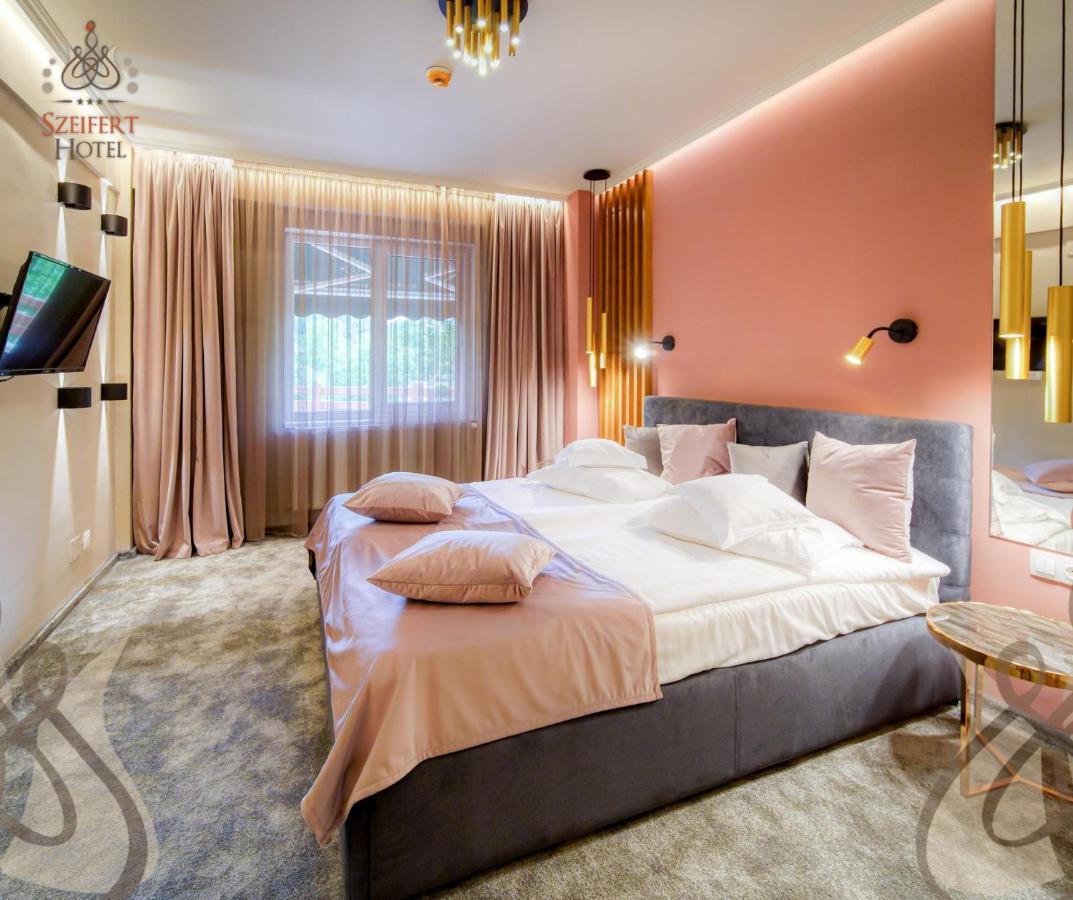 Hotel Szeifert โซวาตา ภายนอก รูปภาพ