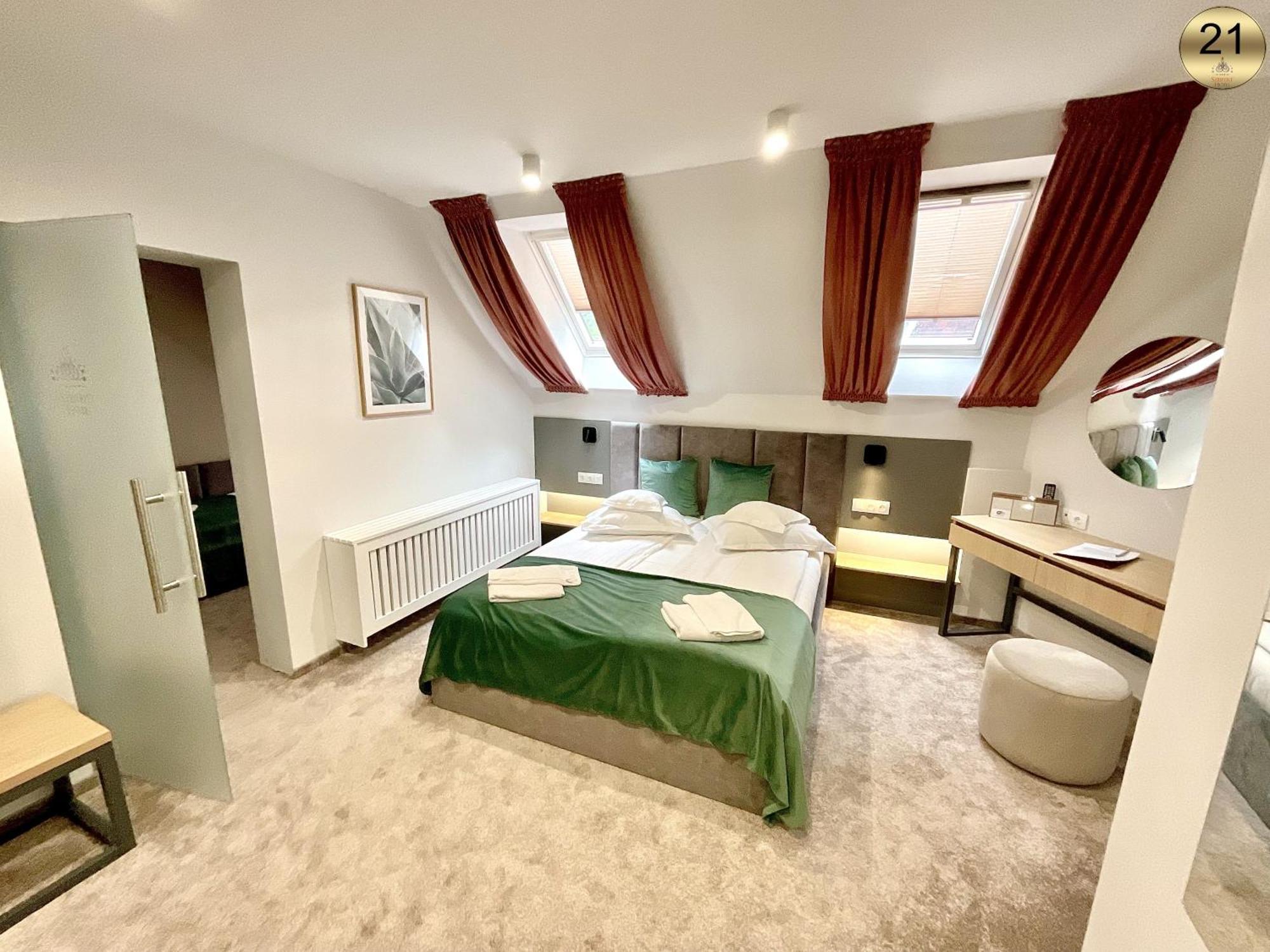 Hotel Szeifert โซวาตา ภายนอก รูปภาพ