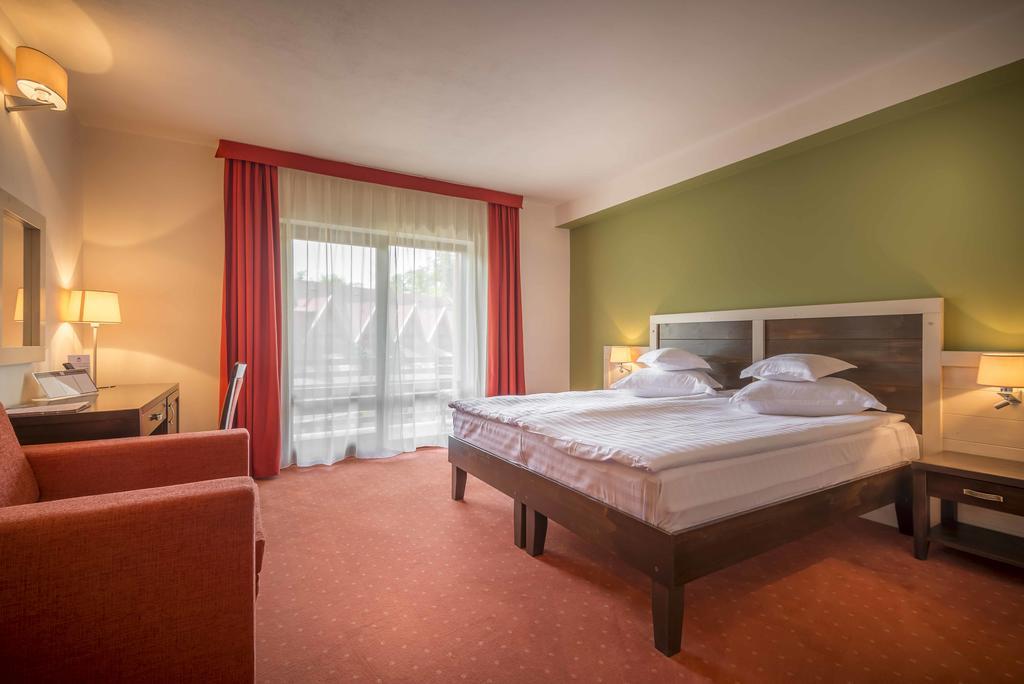 Hotel Szeifert โซวาตา ภายนอก รูปภาพ